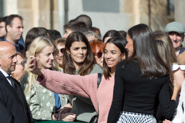 Foto de la reina Letizia durante su visita a Tudela para participar en el homenaje a Pilar Miró en el marco del Festival Ópera Prima