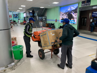 Parte del material médico enviado, cargado por operarios en el aeropuerto de Katmandú