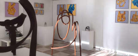 Más de treinta obras, entre pinturas y esculturas, componen la exposición.