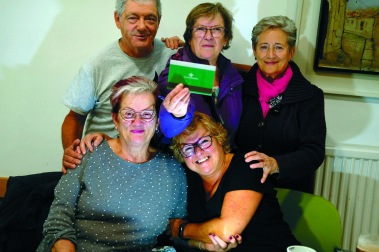 Milagros Landa (65), con la cartilla de ahorro, junto a Sabino Villanueva (69), Pilar Romero (68), Lina Etxauri (66), Justa Telletxea (78), en el Centro de Personas Jubiladas de Berriozar