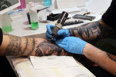 Imágenes del salón del tatuaje en Baluarte