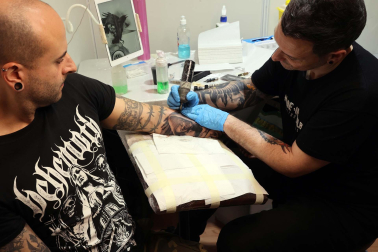 Imágenes del salón del tatuaje en Baluarte