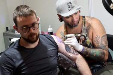 Imágenes del salón del tatuaje en Baluarte