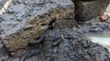 Fotos del hallazgo de 24 estatuas romanas y etruscas en las termas San Casciano dei Bagni, en Siena. /