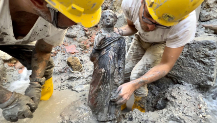 Fotos del hallazgo de 24 estatuas romanas y etruscas en las termas San Casciano dei Bagni, en Siena. /