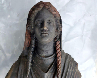 Fotos del hallazgo de 24 estatuas romanas y etruscas en las termas San Casciano dei Bagni, en Siena. /