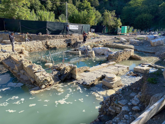 Fotos del hallazgo de 24 estatuas romanas y etruscas en las termas San Casciano dei Bagni, en Siena. /