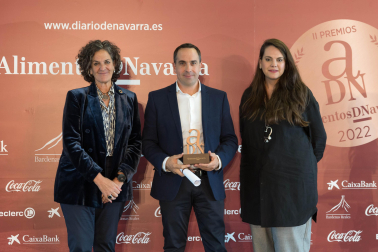 De izq. a dcha.: Itziar Gómez López (Consejera Desarrollo Rural), Josu Barberena Olagüe (Director Almameat) y Elena González Pérez (Directora Comercial Leclerc).