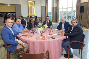 Carlos Alcuaz Monente (Alcalde de Caparroso), Nacho Calvo Pérez (Asociación Hostelería y Turismo de Navarra), José Ignacio Calleja Lafuente (JIC), Miguel Ángel García Alonso (Caixabank), Joaquín Chivite (Congelados de Navarra) y José Ignacio Pardo Blanco (Alcalde de Milagro).