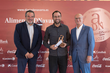 De izq. a dcha.: José María Agramonte Aguirre (Presidente Bardenas), Xabier Sanz Larrea (Viña Zorzal Wines) y Bernardo Ciriza Pérez (Consejero Cohesión Territorial).