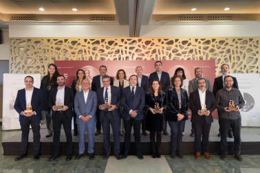 Premiados y autoridades, de izq. a dcha.: detrás; Elena González Pérez (Directora Comercial Leclerc), Isabel Moreno Bartolomé (Caixabank), José Mª Agramonte Aguirre (Presidente Bardenas), Isabel Peñaranda (Directora Territorial ICEX), José Manuel Erro Miranda (Director General Grupo La Información), Diego Galilea San Martín (Director Alinar), Mari Carmen Garde Segura (Miembro del Jurado), Unai Navarro (Coca Cola), y Mauricio García de Quevedo (Director FIAB). Delante; Javier Campo Blanco (Conservas Pedro Luis), Sergio Beni Solans (Director Benis Food), Bernardo Ciriza Pérez (Consejero Cohesión Territorial), Benito Jiménez Cambra (CEO Congelados de Navarra), Luis Colina Laborda (Presidente Consejo de Administración Grupo La Información), Berta Anaut Benito (Gerente Antonio Anaut), Itziar Gómez López (Consejera Desarrollo Rural), José Barberena Olagüe (Director Almameat) y Xabier Sanz Larrea (Viña Zorzal Wines).