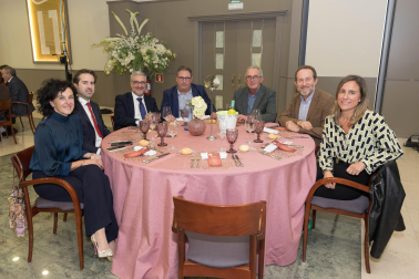 De izda. a dcha.: Cristina Lecumberri de Castro (Congelados de Navarra), Mijimolle Martínez (Frisa), Alfonso Manuel Sánchez González (CaixaBank), Cayo Martínez Sainz (Conservas Viuda Cayo), Pepe Salcedo (Conservas El Navarrico), Daniel Palacios (Tutti Pasta) y Alicia Nicolás Astrain (Diario de Navarra).