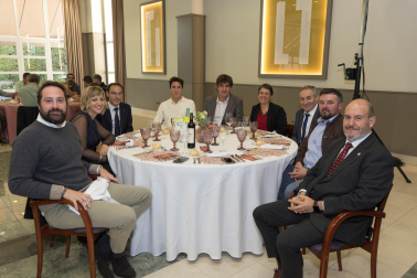 De izda. a dcha.: Gonzalo Oliver Amatriain (Enhol), Leyre Ochoa Zubeldia (Gobierno de Navarra), David Navarro Marco (AgroBank), Javier López Palacios (Greentech), Alejandro Vallés Carbó (Brandok), Patricia Cueva Lázaro (Bardenas), Andrés Agorreta Arriazu (alcalde de Fontellas), José Luis Bravo Ruiz (Jaylo) e Ignacio Gutiérrez Sánchez (delegación del Gobierno).