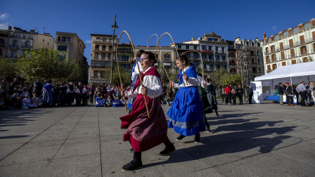 Imagen de los actos organizados por la Asociación Navarra de Diabetes (ANADI) en la plaza del Castillo de Pamplona con motivo del Día Mundial de la Diabetes.