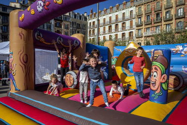 Imagen de los actos organizados por la Asociación Navarra de Diabetes (ANADI) en la plaza del Castillo de Pamplona con motivo del Día Mundial de la Diabetes.