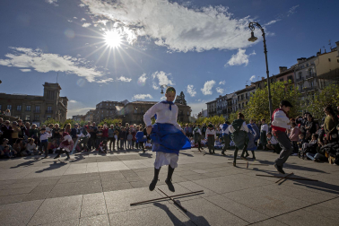Imagen de los actos organizados por la Asociación Navarra de Diabetes (ANADI) en la plaza del Castillo de Pamplona con motivo del Día Mundial de la Diabetes.
