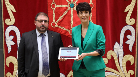 La consejera Elma Saiz entregó el día 4 el proyecto de presupuestos 2023 para su tramitación al presidente del Parlamento Unai Hualde