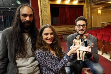 Esther Vital, junto a Giuliano Conti (izq.) e Íñigo Osés (Tripulante Produce), durante la presentación que realizaron en marzo en el Gayarre.