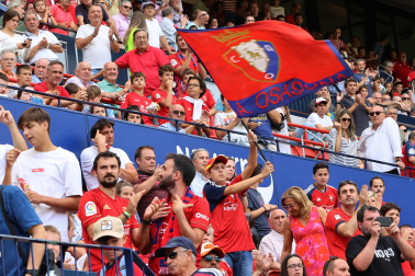 Unos aficionados en un partido de Osasuna