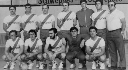 EL PRIMER PARTIDO. El San Antonio Schweppes el 1 de octubre de 1952, en Ruiz de Alda. Arriba, desde la izda: ‘Txutxo’ Aldaz,  Juan Mari Rico, Ángel González, Jesús Baquedano, José Mari Garmendia, Ezquerro y ‘Poli’ Zabalza. Abajo: Pedro De la Rasilla, Miguel Maisterra, José Luis Sagarribay, ‘Chachán’ Beunza y Javier Ortigosa. Acabó quinto la liga