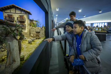 Fotos del ambiente en la exposición de belenes de Baluarte.