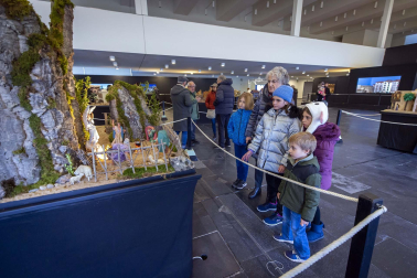 Fotos del ambiente en la exposición de belenes de Baluarte.