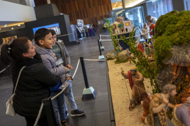 Fotos del ambiente en la exposición de belenes de Baluarte.