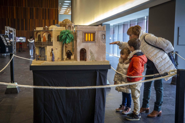 Fotos del ambiente en la exposición de belenes de Baluarte.