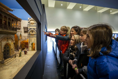 Fotos del ambiente en la exposición de belenes de Baluarte.