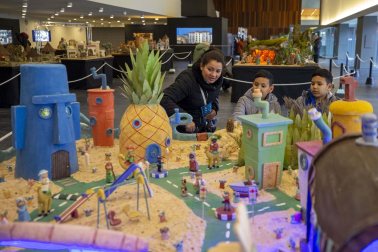 Fotos del ambiente en la exposición de belenes de Baluarte.