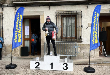Participantes y ganadores en la XLI Carrera Sociedad Zubeztia y I Memorial Candi Arnanz