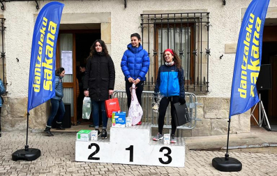Participantes y ganadores en la XLI Carrera Sociedad Zubeztia y I Memorial Candi Arnanz