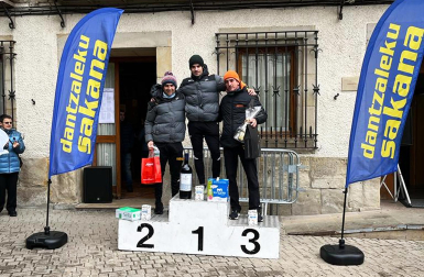 Participantes y ganadores en la XLI Carrera Sociedad Zubeztia y I Memorial Candi Arnanz