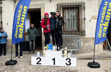 Participantes y ganadores en la XLI Carrera Sociedad Zubeztia y I Memorial Candi Arnanz