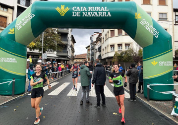 Participantes y ganadores en la XLI Carrera Sociedad Zubeztia y I Memorial Candi Arnanz