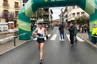 Participantes y ganadores en la XLI Carrera Sociedad Zubeztia y I Memorial Candi Arnanz