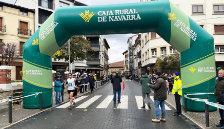 Participantes y ganadores en la XLI Carrera Sociedad Zubeztia y I Memorial Candi Arnanz