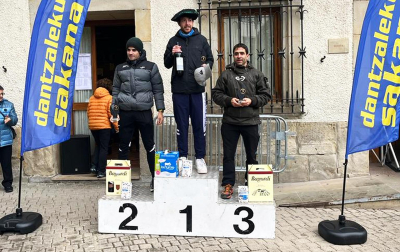 Participantes y ganadores en la XLI Carrera Sociedad Zubeztia y I Memorial Candi Arnanz