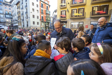 Imagen de la tradicional ronda de villancicos escolar en las calles del centro de Pamplona.