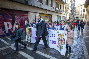 Imagen de la tradicional ronda de villancicos escolar en las calles del centro de Pamplona.