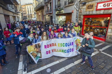 Imagen de la tradicional ronda de villancicos escolar en las calles del centro de Pamplona.