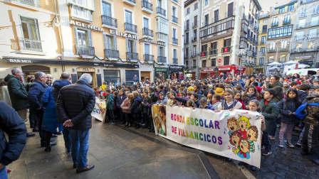 Imagen de la tradicional ronda de villancicos escolar en las calles del centro de Pamplona.