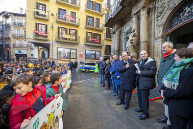 Imagen de la tradicional ronda de villancicos escolar en las calles del centro de Pamplona.