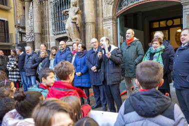 Imagen de la tradicional ronda de villancicos escolar en las calles del centro de Pamplona.