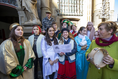 Imagen de la tradicional ronda de villancicos escolar en las calles del centro de Pamplona.