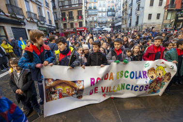 Imagen de la tradicional ronda de villancicos escolar en las calles del centro de Pamplona.