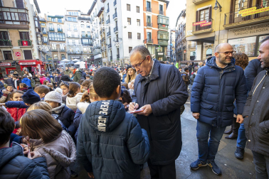 Imagen de la tradicional ronda de villancicos escolar en las calles del centro de Pamplona.