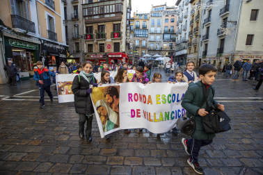 Imagen de la tradicional ronda de villancicos escolar en las calles del centro de Pamplona.