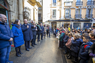 Imagen de la tradicional ronda de villancicos escolar en las calles del centro de Pamplona.
