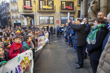 Imagen de la tradicional ronda de villancicos escolar en las calles del centro de Pamplona.